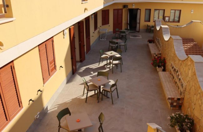 Terrazza esterna con tavolini.jpg - Pacchetto Residence Marisa + Volo - lampedusa 22673